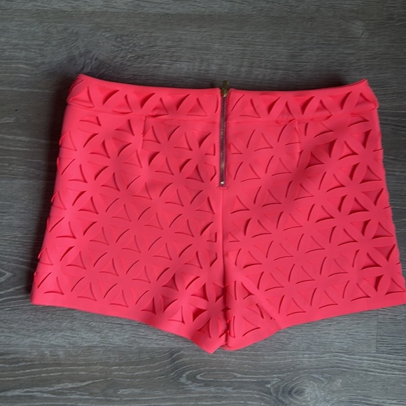 NEW Lilly Pulitzer 3” Lorna Short  in Pink Sun Ray Daisy Laser Cut 4 - Picture 7 of 8